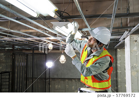 建設現場　不動産　建築　建設　現場監督 57769572