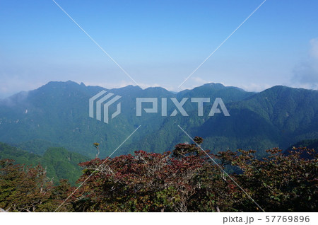 【世界遺産 紀伊山地の霊場と参詣道】大峯奥駈道　大普賢岳より山上ヶ岳方面を望む　奈良県吉野郡天川村 57769896