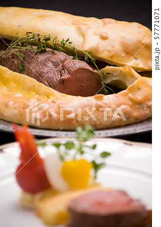 高級なイメージのパイ包み焼きローストビーフ 57771071