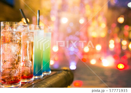ナイトプールとカクテル 57771935