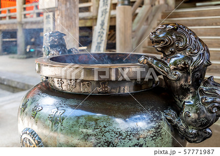 青岸渡寺本堂の香炉と煙 57771987