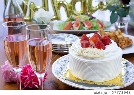 ストロベリーバースデーケーキ ストロベリーバースデーケーキ 57773948