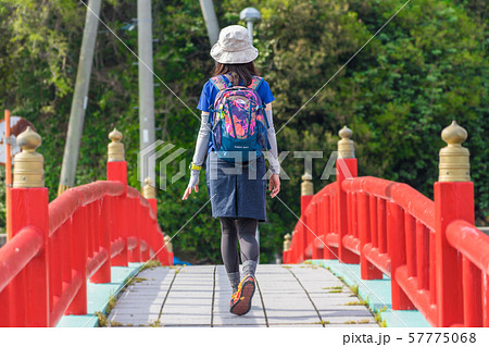 坊勢島奈座港、弁天島の海神社を散策する女性（兵庫県姫路市家島町坊勢）※作品コメント欄に撮影位置 57775068