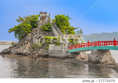 坊勢島奈座港、弁天島の海神社(兵庫県姫路市家島町坊勢)※作品コメント欄に撮影位置 坊勢島奈座港、弁天島の海神社(兵庫県姫路市家島町坊勢)※作品コメント欄に撮影位置 57775070