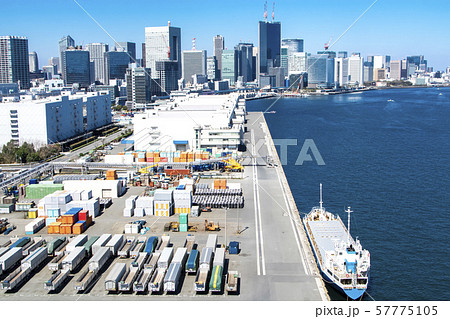 コンテナの並ぶ港のある都市風景 57775105