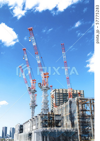 マンション・ビルの建設現場 マンション・ビルの建設現場 57775283