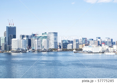 タワーマンションのある水辺の都市風景 タワーマンションのある水辺の都市風景 57775285