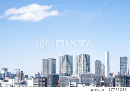 高層ビルとタワーマンションの並ぶ都市風景 高層ビルとタワーマンションの並ぶ都市風景 57775286