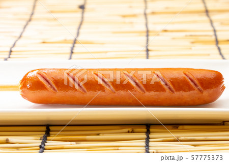 串付きフランク(串に刺したフランクフルトソーセージ)。 57775373