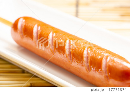 串付きフランク(串に刺したフランクフルトソーセージ)のアップ。 57775374