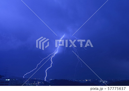 夏の住宅地に落ちた雷と稲妻の光跡の写真素材