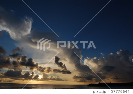 夕暮れの黄金色と青の空と入道雲 夕暮れの黄金色と青の空と入道雲 57776644
