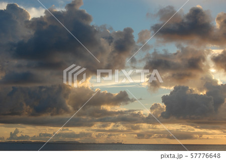 夕暮れの黄金色と青の空と雲 57776648