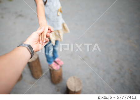 公園で遊ぶ親子 57777413