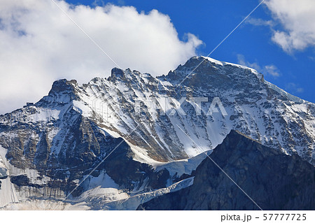 スイス、ユングフラウの山景色 スイス、ユングフラウの山景色 57777725