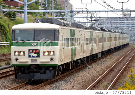 東海道線を走る185系特急踊り子号10両 57778211