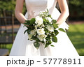 ウェディングドレスの女性　ブライダル　花嫁　ブーケ 57778911