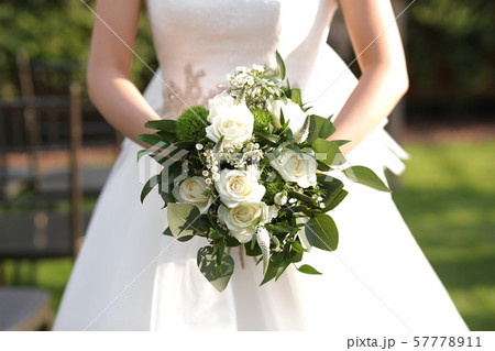 ウェディングドレスの女性 ブライダル 花嫁 ブーケ ウェディングドレスの女性 ブライダル 花嫁 ブーケ 57778911