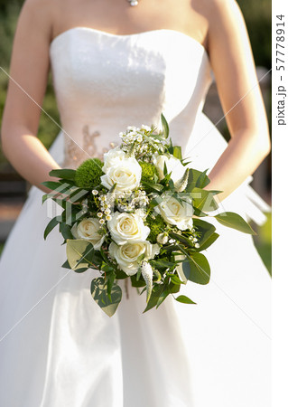 ウェディングドレスの女性 ブライダル 花嫁 ブーケ ウェディングドレスの女性 ブライダル 花嫁 ブーケ 57778914