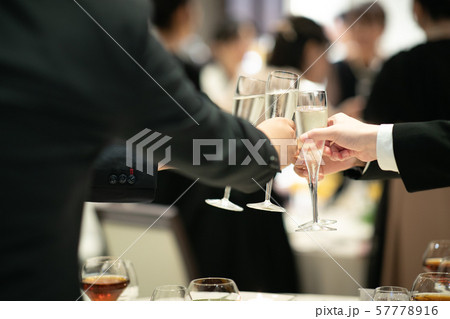 シャンパンで乾杯 シャンパンで乾杯 57778916