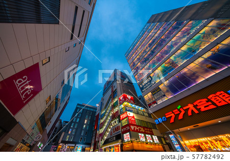 日本の東京都市景観　東京・秋葉原駅前開発（電気街に誕生した新ビル・画面左奥） 57782492