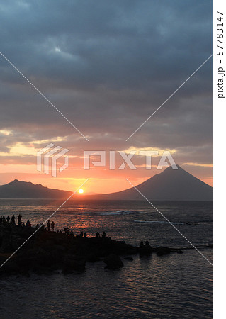 番所鼻自然公園からの開聞岳と初日の出を見る人々 57783147