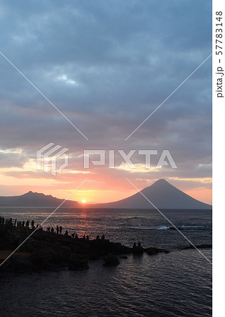 番所鼻自然公園からの開聞岳と初日の出を見る人々 57783148