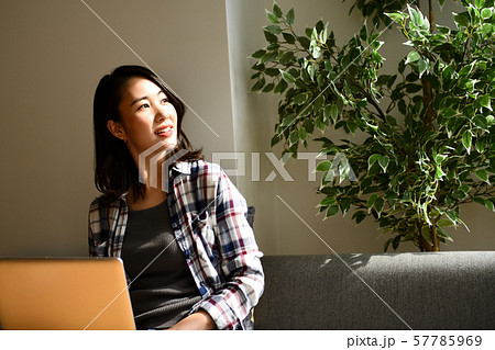 日差しと女性 日差しと女性 57785969