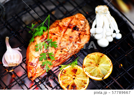 chicken breast grilled with garlic chilli herbs 57789667