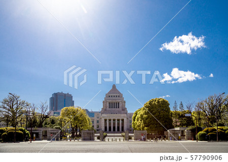 国会議事堂と青空 57790906