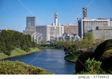 桜田濠と警視庁、霞が関の庁舎 57790913