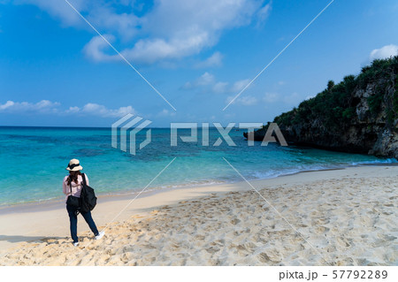 沖縄 宮古島 砂山ビーチ 写真を撮る女性 沖縄 宮古島 砂山ビーチ 写真を撮る女性 57792289