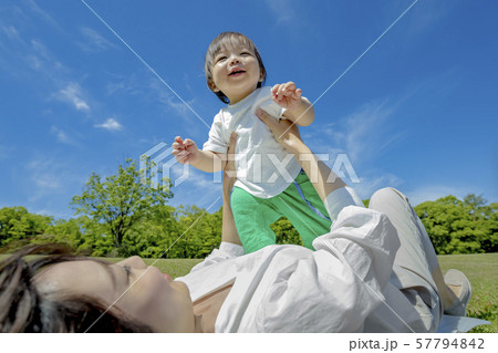 公園で遊ぶ母と息子 公園で遊ぶ母と息子 57794842