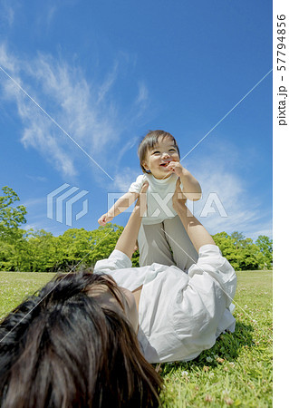 公園で遊ぶ母と息子 57794856