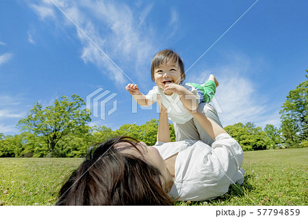 公園で遊ぶ母と息子 57794859