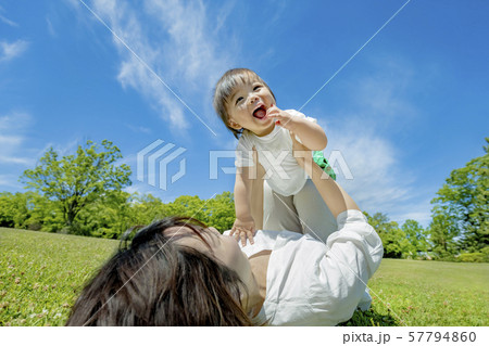 公園で遊ぶ母と息子 公園で遊ぶ母と息子 57794860