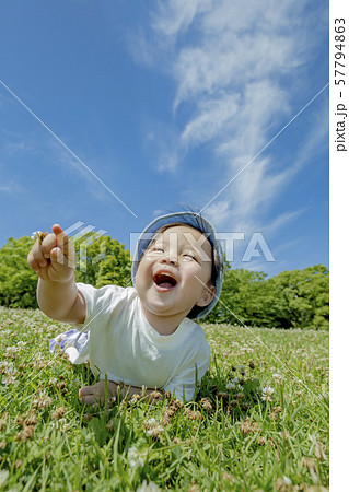 公園で遊ぶ母と息子 57794863