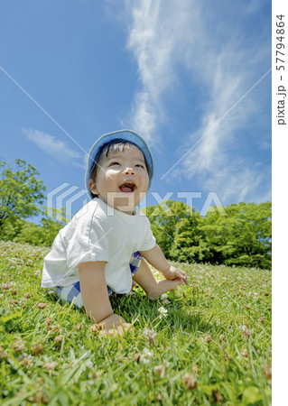 公園で遊ぶ母と息子 公園で遊ぶ母と息子 57794864