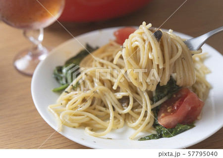 レタスとトマトのペペロンチーノ レタスとトマトのペペロンチーノ 57795040