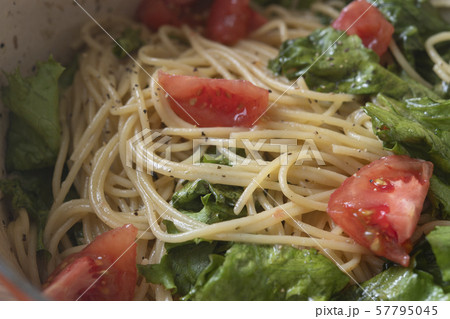レタスとトマトのパスタ レタスとトマトのパスタ 57795045