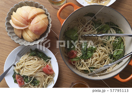 桃と、レタスとトマトのパスタの食卓 桃と、レタスとトマトのパスタの食卓 57795113