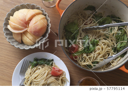 桃と、レタスとトマトのパスタの食卓 57795114