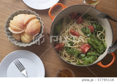 桃と、レタスとトマトのパスタの食卓 57795116