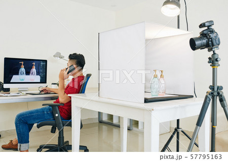Photographer retouching photo 57795163