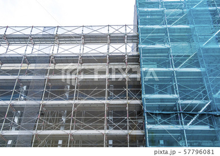 建設中のマンション 足場 57796081