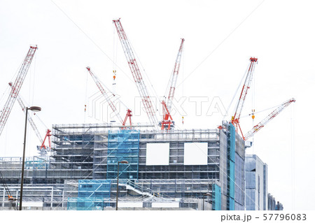 マンション・ビルの建設現場 マンション・ビルの建設現場 57796083