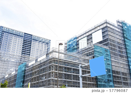 マンション・ビルの建設現場 57796087