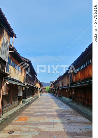 【石川県】晴天下のひがし茶屋街(金沢) 【石川県】晴天下のひがし茶屋街(金沢) 57796316