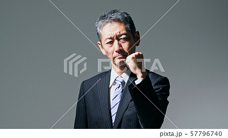 ガッツポーズする中高年男性 ガッツポーズする中高年男性 57796740