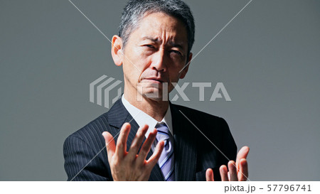 演説する中高年男性 57796741